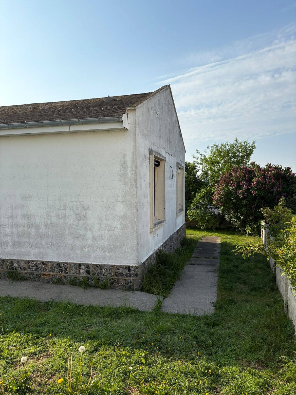 Maison de plain-pied, pignon côté jardin, avant travaux