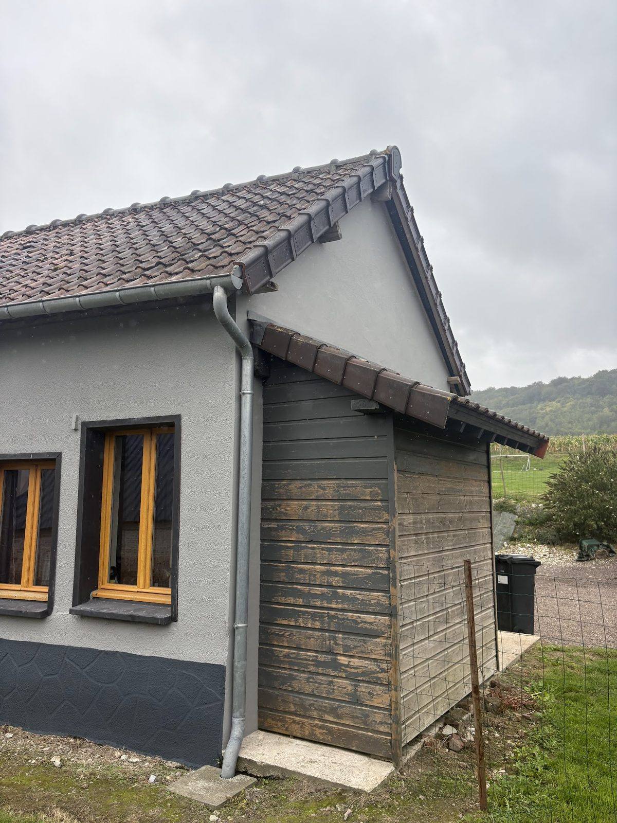 Maison enduite avec gouttière et descente d’eau neuves