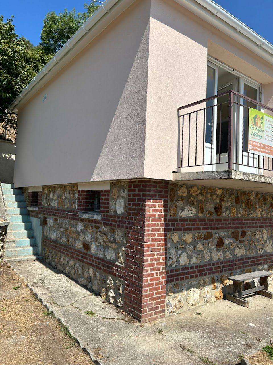 Maison isolée par l’extérieur au-dessus d’un soubassement en brique et silex